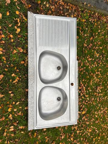 Dubbele spoelbak uit inox beschikbaar voor biedingen
