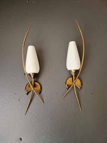 Paire d'appliques en laiton et verre satiné,1950-60 beschikbaar voor biedingen
