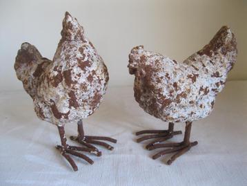 2 decoratieve kippen in aardewerk en ijzer beschikbaar voor biedingen