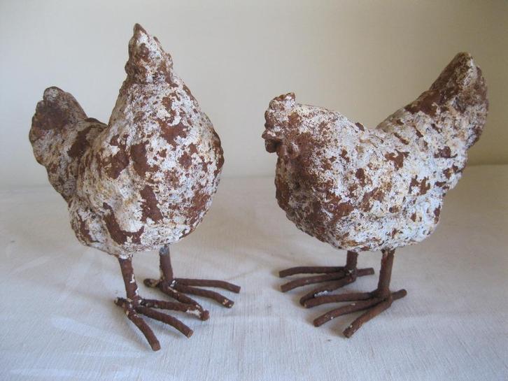 2 decoratieve kippen in aardewerk en ijzer, Antiek en Kunst, Antiek | Keramiek en Aardewerk, Ophalen of Verzenden