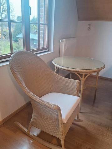Mooie rotan schommelstoel en tafel met glazen blad  beschikbaar voor biedingen