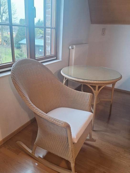Mooie rotan schommelstoel en tafel met glazen blad, Huis en Inrichting, Overige Huis en Inrichting, Zo goed als nieuw, Ophalen