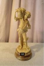 Belle statue ancienne sur un piédestal - Garçon avec panier, Comme neuf, Humain, Enlèvement ou Envoi
