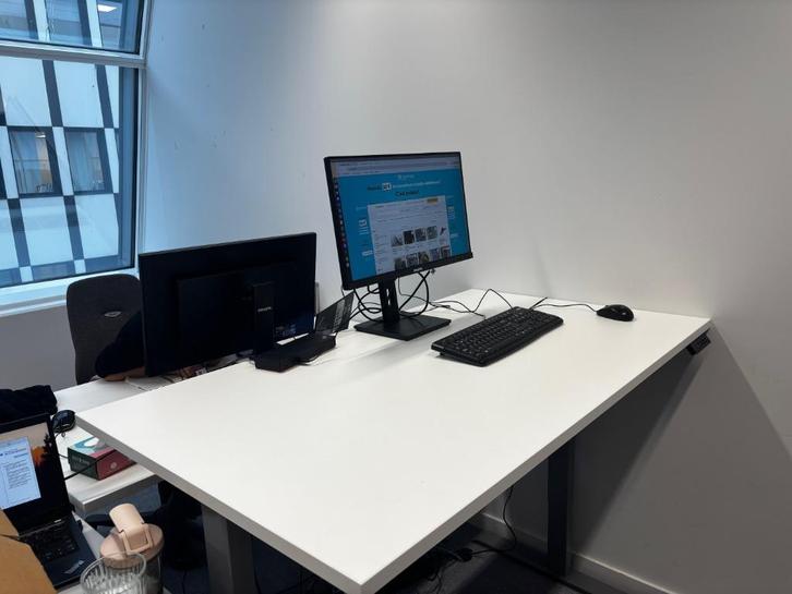 Verstelbaar elektrisch bureau (2 beschikbaar), Huis en Inrichting, Bureaus, Zo goed als nieuw, Stabureau, Elektrisch, In hoogte verstelbaar