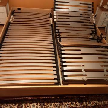 Bed 1.80m x 2m,  1 vast en 1 elektr. lattoflex  DOE EEN BOD! beschikbaar voor biedingen