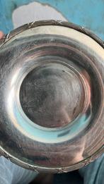 Assiette en argent, Enlèvement