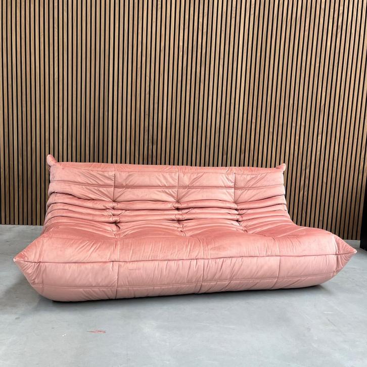 Ligne Roset Togo - Pink velvet driezits, Antiek en Kunst, Antiek | Meubels | Stoelen en Sofa's, Ophalen of Verzenden