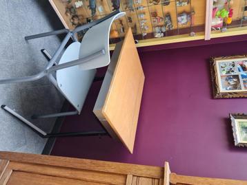 Lagere school vintage lessenaartje met stoel beschikbaar voor biedingen