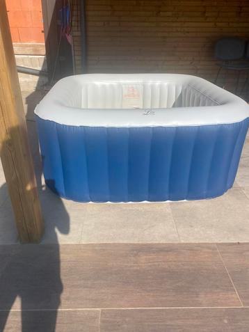 Jacuzzi/spa opblaasbaar met stofzuiger, bovenzeil, …, Ophalen, Zo goed als nieuw, Filter, Opblaasbaar