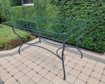 Smeetijzeren tafel beschikbaar voor biedingen