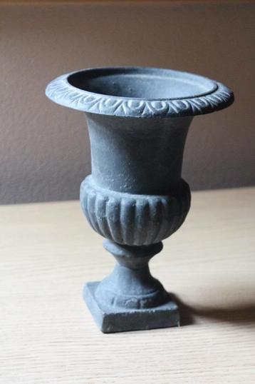 Barok stijl stenen bloempot beschikbaar voor biedingen