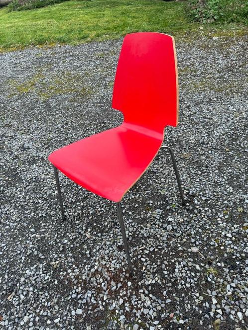 6 chaises rouges solides et empilables, Maison & Meubles, Chaises, Utilisé, Cinq, Six Chaises ou plus, Bois, Rouge, Enlèvement