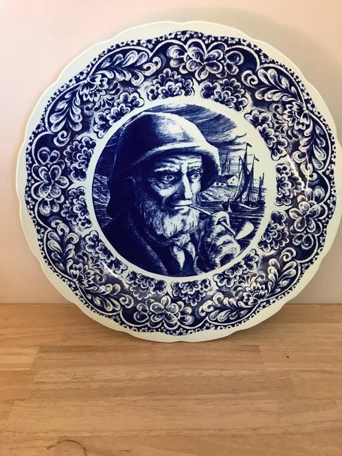 Grande assiette Boch Frères « Un vieux pêcheur fume une pipe, Antiquités & Art, Antiquités | Céramique & Poterie, Envoi