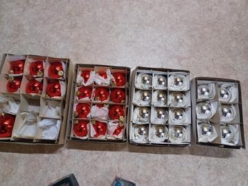 Kerstversiering: ballen, lichtjes, stal, boompjes, tafelstuk beschikbaar voor biedingen