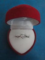 Bague - couleur argentée - cœur (NOUVEAU), Bijoux, Sacs & Beauté, Bagues, Neuf, Enlèvement ou Envoi, Fer ou Acier, Plus petit que 17