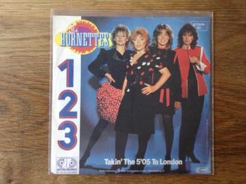 single the hornettes beschikbaar voor biedingen