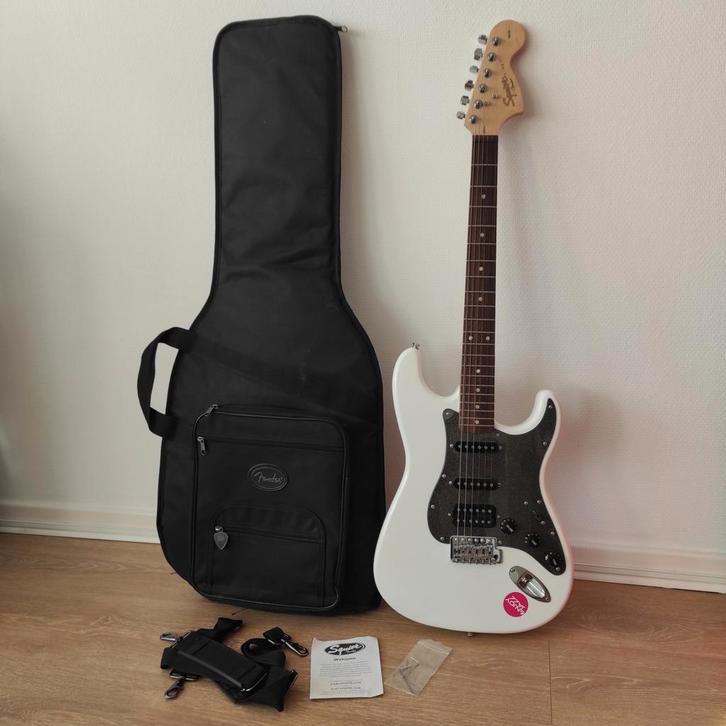 Squier Stratocaster HSS - Alder body!, Muziek en Instrumenten, Snaarinstrumenten | Gitaren | Elektrisch, Zo goed als nieuw, Solid body