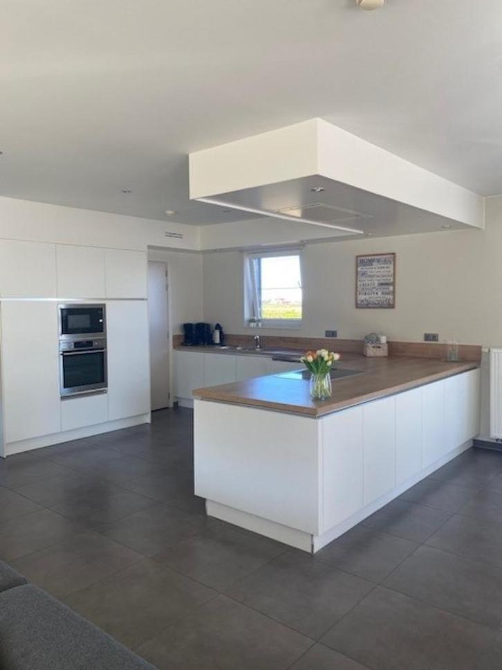 Complete keuken met toestellen, Huis en Inrichting, Keuken | Complete keukens, Gebruikt, Overige typen, Wit, Hout, Greeploos, Met kookeiland