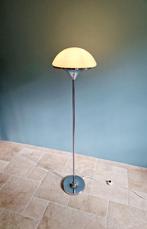 Modernistische vloerlamp in verchroomd metaal en wit gesatin, Ophalen
