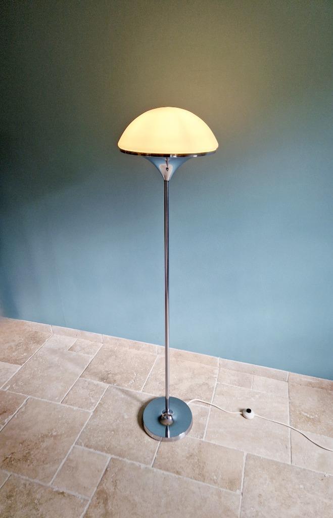 Modernistische vloerlamp in verchroomd metaal en wit gesatin, Antiek en Kunst, Antiek | Verlichting, Ophalen