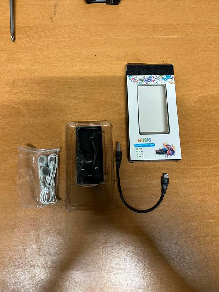 Lecteur MP3/MP4 avec Bluetooth et câbles - Nouveau, TV, Hi-fi & Vidéo, Lecteurs Mp4, Neuf, 20 à 40 GB, Autres marques, Avec radio