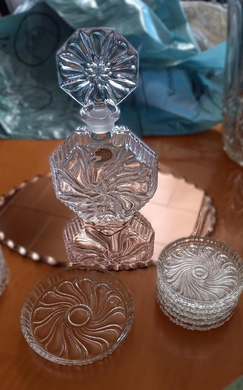 Carafe cristal ancienne sur plateau miroir avec sous-verres, Antiek en Kunst, Antiek | Glaswerk en Kristal, Ophalen