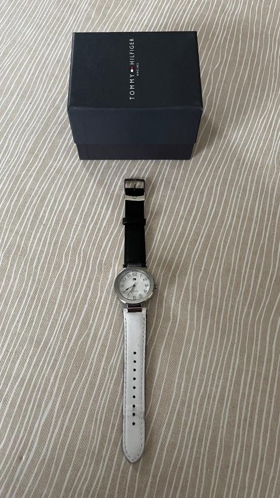 Dameshorloge Tommy Hilfiger - 1x gedragen, Handtassen en Accessoires, Horloges | Dames, Nieuw, Polshorloge, Overige merken, Leer