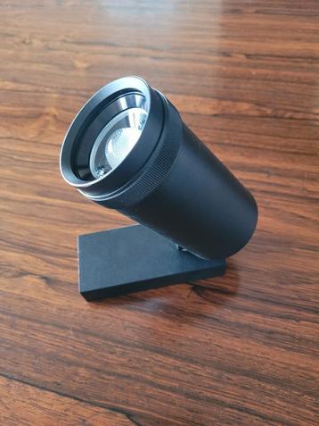 Kuro. Mini-zoom sur l'objectif de base (dimmable). disponible aux enchères