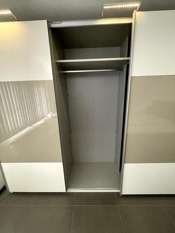 Bedkamerkast - Boxspringbed-Bedkastjes beschikbaar voor biedingen