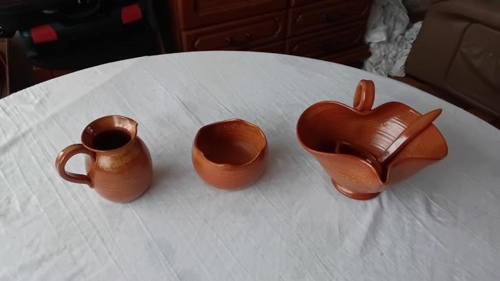 Kleine handgemaakte serviesset van aardewerk, Huis en Inrichting, Keuken | Servies, Zo goed als nieuw, Overige typen, Aardewerk