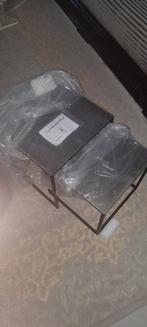 Tables basse neuve, Enlèvement