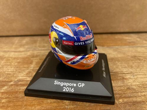Max Verstappen 1:8 Helm Red Bull RB12 Singapore GP 2016, Verzamelen, Automerken, Motoren en Formule 1, Nieuw, Formule 1, Ophalen of Verzenden