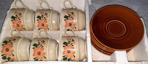 Set 6 Kopjes + Bordjes van eind jaren '60 SPLINTERNIEUW 🌺🌺, Huis en Inrichting, Keuken | Servies, Nieuw, Effen, Aardewerk, Ophalen of Verzenden