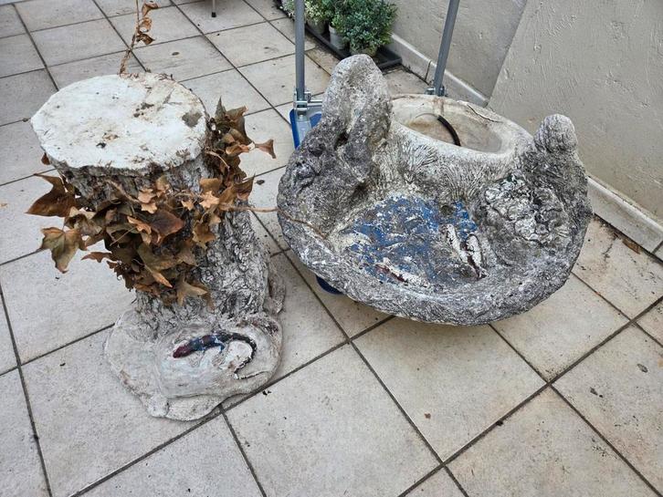 Oude betonnen waterornament op sokkel., Tuin en Terras, Tuinvazen, Ophalen of Verzenden