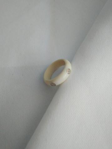 Vintage '70's 'faux' ivoor ring beschikbaar voor biedingen