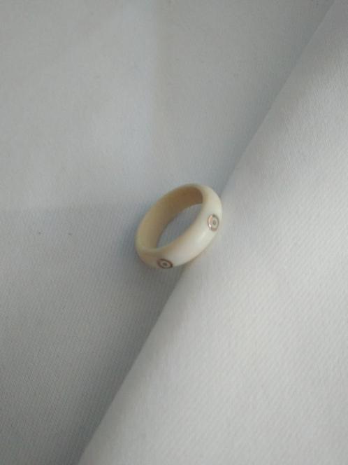 Vintage '70's 'faux' ivoor ring, Handtassen en Accessoires, Ringen, Nieuw, Dame, Kleiner dan 17, Wit, Kunststof, Ophalen of Verzenden