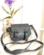 Kleine tas in vintage grijs splitleer 18x14 cm, Handtassen en Accessoires, Tassen | Schoudertassen, Gebruikt, Leer