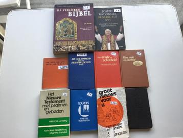 10 tal boekjes over diverse godsdiensten beschikbaar voor biedingen