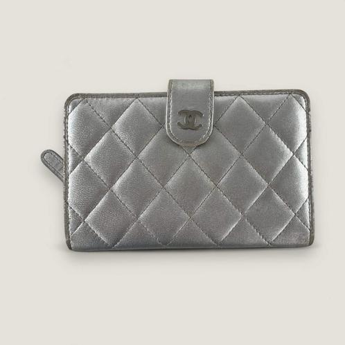 Chanel portemonnee zilver authentiek, Handtassen en Accessoires, Portemonnees, Gebruikt, Overige merken, Overige kleuren, Leder