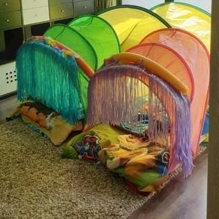 Kinderkamer als tentenkamp; 2 matrassen + allerlei tenten 