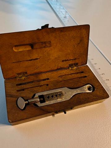 Vintage antieke horlogemaker gereedschap beschikbaar voor biedingen
