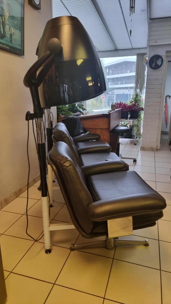 Allerlei kapper attributen, alle stoelen in leder, Zakelijke goederen, Overige Zakelijke goederen, Ophalen