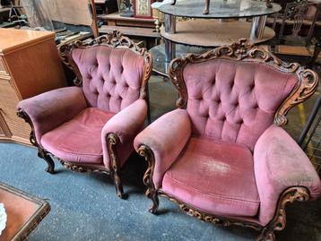 Paar antieke fluwelen fauteuil uit gesneden hout beschikbaar voor biedingen