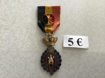 mooie antieke medaille van 10 cm lang en andere beschikbaar voor biedingen