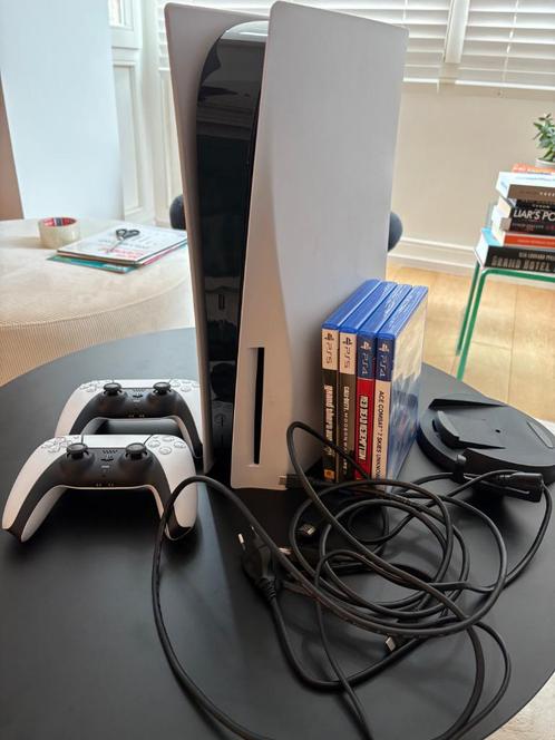 Playstation 5 disc edition + 2 controllers + 4 games, Games en Spelcomputers, Spelcomputers | Sony PlayStation 5, Zo goed als nieuw