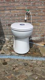 Mooi en proper toilet met vergruizer., Ophalen, Toilet
