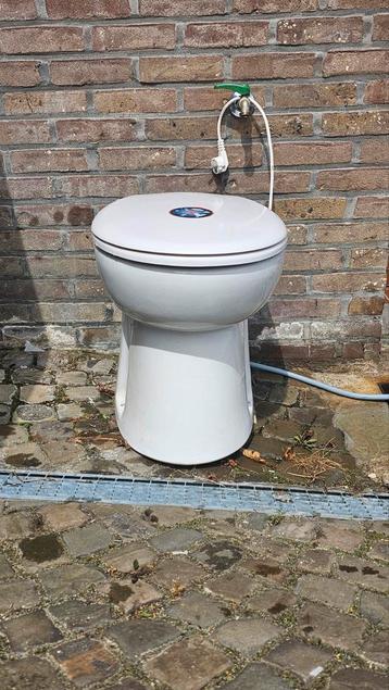 Mooi en proper toilet met vergruizer., Enlèvement, Toilettes
