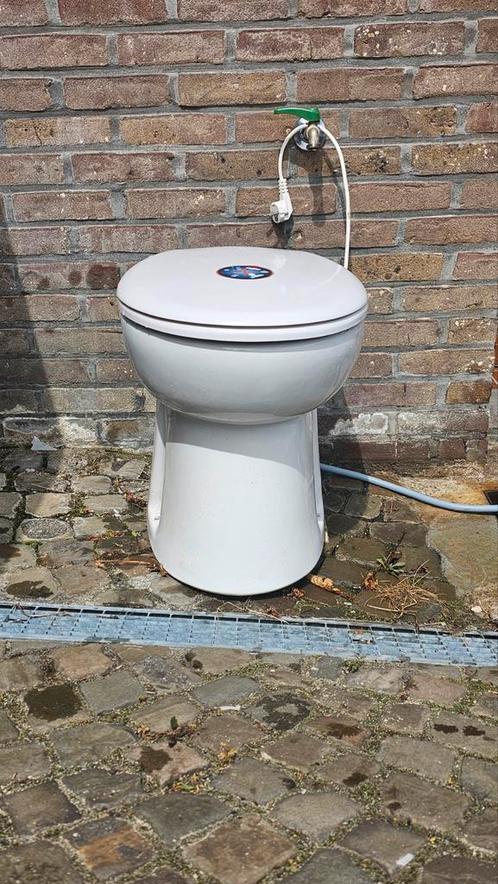 Mooi en proper toilet met vergruizer., Doe-het-zelf en Bouw, Sanitair, Toilet, Ophalen
