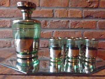 Likeurset in groen glas beschikbaar voor biedingen