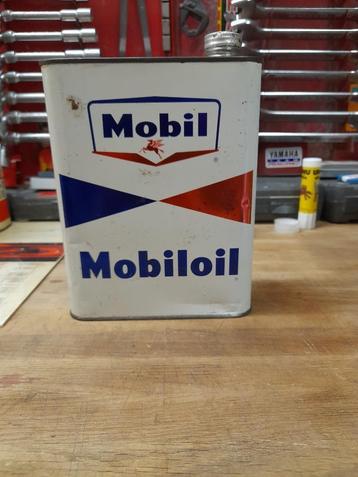 Oude lege oliekannen mobiloil beschikbaar voor biedingen